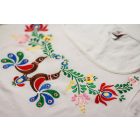 Hímzett színes madárkás matyó póló - Fehér